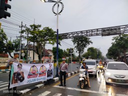 Satlantas Polres Sampang Pasang Stiker Hotline dan Papan Bener, Imbauan Sosialisasi Mudik Aman