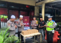 Kapolsek Semampir Bagikan Takjil di Bulan Ramadhan Kepada Tukang Becak dan Pengguna Jalan