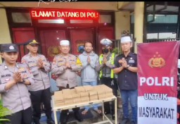 Kapolsek Semampir Rutin Bagikan Takjil kepada Pengguna Jalan yang Melintas di Depan Mako Polsek Semampir