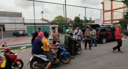 Ramadan penuh Berkah Polsek Asemrowo Bagikan Takjil ke Warga di Surabaya