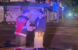 Keliling Patroli Dinihari, Samapta Polres Bangkalan Bagikan Makan Sahur untuk Pekerja di Area Kota
