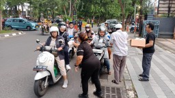 AWS Tebar Kebaikan: 200 Paket Takjil Dibagikan kepada Pengguna Jalan