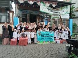 Bulan Penuh Berkah, TK Bustanul Ulum Bungkal Bagikan 200 Takjil Gratis