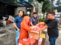 Berbagi di Bulan Suci: Satreskrim Polres Pelabuhan Tanjung Perak Bagikan Takjil untuk Masyarakat Surabaya