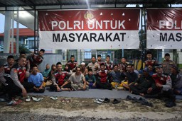 Polres Pelabuhan Tanjung Perak Gelar Buka Bersama dan Berbagi Takjil dengan Anak Jalanan