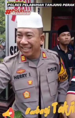 Kapolsek Semampir Bersama Anggotanya, Bagikan Takjil kepada Masyarakat Menjelang Berbuka Puasa
