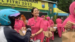 Bhayangkari Polres Pelabuhan Tanjung Perak Bagikan 350 Takjil di Pos PAM Bunguran Surabaya