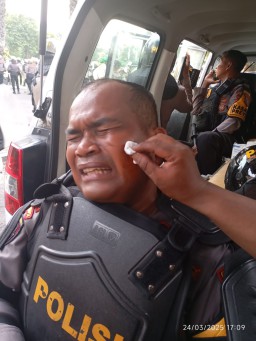 Demo Tolak RUU TNI di Surabaya Ricuh, 15 Polisi Terluka dan Fasilitas Umum Rusak