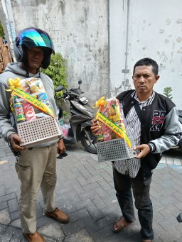 Direktur Utama Umar Hayat dan Istrinya Gelar Bagikan Parcel Kepada Semua Anggotanya