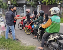 Satresnarkoba Polres Pelabuhan Tanjung Perak Bagikan Takjil dan Edukasi Bahaya Narkoba di Surabaya