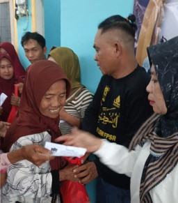 Peduli Warga Sekitar Dan Wujud Rasa Syukur, Ketua LSM FPSR Bagikan Ratusan Paket Sembako Kepada Ratusan Anak Yatim