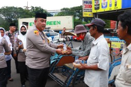 Kapolres Pelabuhan Tanjung Perak Berbagi Takjil dan Sosialisasi Hotline Mudik Polri 110