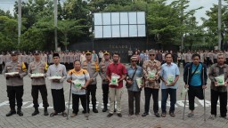 Polres Nganjuk Antar Zakat Fitrah ke Pelosok dengan Motor Bhabinkamtibmas