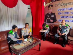 Biddokkes Polda Jatim Periksa Kesehatan dan Beri Suplemen Petugas Pospam IdulFitri Polsek Sukomanunggal