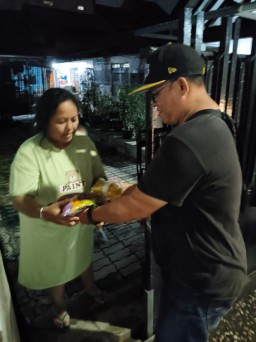 Bonek Warga Simo Rejo Giat Bakti Sosial Bagikan Sembako
