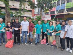 Yayasan Sinar Kasih Gelar Bagi - Bagi Takjil di Bulan Suci Romadhan