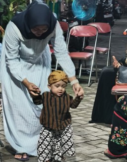 Gelar Tedhak Siten ( Turun Tanah ) Moratta Arga Putra ke 2 Putra Dari Agus Setiawan dan Safira Yanuar Sinta