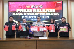 Polres Kediri Berhasil Gagalkan Peredaran Narkoba, Tiga Tersangka dan Sabu Hampir 1Kg Diamankan
