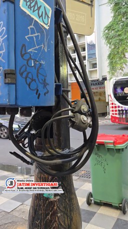 Kabel Listrik di Jalan Tunjungan Surabaya Bahayakan Pengguna Jalan