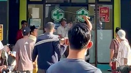 Wakapolres Bangkalan dan Kapolsek Pimpin Sterilisasi TKP saat Massa Geruduk Puskesmas