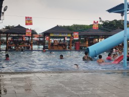 Kolam Renang Kodam Brawijaya itu Masih Menjadi Idola untuk Menghabiskan Masa Liburan Seperti Idhul Fitri Tahun ini.