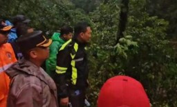 Longsor di Kawasan Pacet - Cangar Mojokerto Dirlantas Polda Jatim Datangi Lokasi