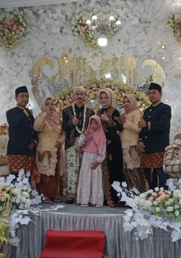 Keluarga Besar Dwi Ningseh Telah Menikahkan Putri Pertama