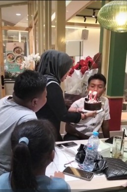 Keluarga Besar HJ.Munirah Merayakan Ulang Tahun Cucuknya Ke - 17 Tahun