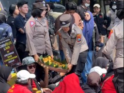 Polisi Berbagi Gorengan Hingga Bersihkan Sampah Usai Aksi Mayday di Kota Malang, Netizen: Ini Baru Humanis