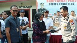 Jadi Kado Hardiknas, Kapolres Bangkalan Serahkan Sepeda Motor Guru yang Jadi Korban Begal