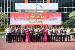 Pengabdian Terbaik, Dua Anggota Polres Gresik Diganjar Kenaikan Pangkat