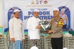 Sosialisasi Etika Berlalu - Lintas Polres Pelabuhan Tanjung Perak Gelar Coaching Clinic di Pondok Pesantren Assalafi Al-Fitrah Surabaya