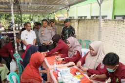 Cangkrukan Kamtibmas Polres Kediri Kota Berbagi Sembako dan Gelar Bakti Kesehatan