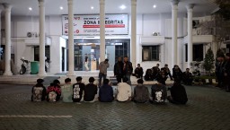 Dalam Operasi Pekat Semeru 2025 Polrestabes Surabaya Amankan Kelompok Pemuda yang Diduga Akan Tawuran