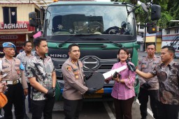 Senyum Sumringah Korban Curanmor Saat Polres Pelabuhan Tanjungperak Temukan dan Kembalikan Kendaraan yang Hilang