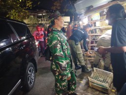 Camat Wonokromo bersama Satpol PP Kota Surabaya melakukan Penertiban PKL di Jl Ketintang (Royal Plaza)
