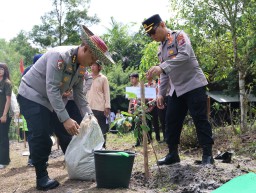 Dukung Kelestarian Alam, Irwasda Polda Kalteng Bersama Kabidhumas Hadiri Pelepasan Orang Utan di Hutan Nyaru Menteng