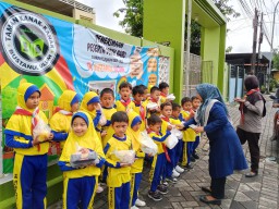 Jumat Berkah, TK Bustanul Ulum Bagikan Makanan dan Snack  Gratis ke Warga
