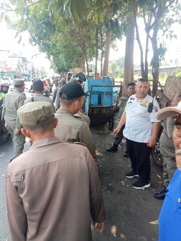 Satpol PP Kota Surabaya bersama Dinas Lingkungan Hidup menertibkan Tempat Pembuangan Sampah (TPS) Jetis Kulon - Wonokromo.