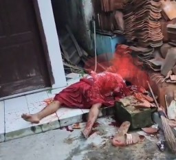 Pria di Surabaya Tewas Dibacok, Petugas Gabungan Amankan TKP dan Evakuasi Jenazah
