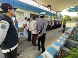 Sosialisasi Over Dimensi dan Over Loading Kepada Sopir Truk yang di Pimpin Kasat Lantas Polres Sampang