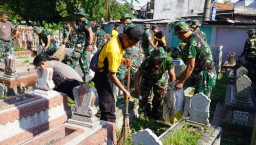 Kompak, TNI dan Polisi Bakti Religi Sambut Hari Bhayangkara ke-79 Bersihkan Makam Pegirikan Surabaya