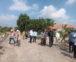Tiga Anggota Dewan Gresik Lakukan Sidak Pembangunan Cor Jalan di Desa Tenggor