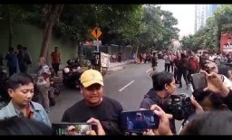 kurang konsisten Dalam Membangun Nilai  Kebijakan Publik walikota Surabaya "plin plan"