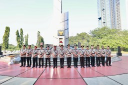Hari Bhayangkara ke-79 Polda Jatim Kenang Jasa Para Pahlawan, Ziarah dan Tabur Bunga di TMP