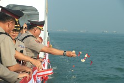 Polda Jatim Tabur Bunga di Laut Kenang Semangat Juang Pahlawan di Hari Bhayangkara ke-79