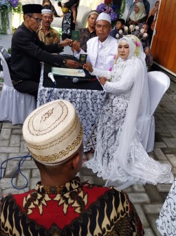 Romantis! Duda dan Janda Resmi Menikah, Warga Ngablak Rejo Turut Bahagia