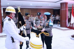 Kapolda Jatim Pimpin Upacara Pemuliaan Nilai Luhur Tribrata Pataka Polda Jatim Tan Hana Dharma Mangrwa