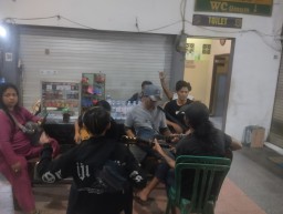 Pengunjung Terminal Probolinggo di Hibur Musik oleh Grop Pengamen