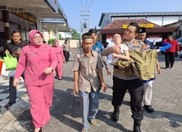Polres Blitar Gelar Khitan Massal Salurkan Bansos untuk Anak Yatim Piatu dan Difabel di Hari Bhayangkara ke - 79